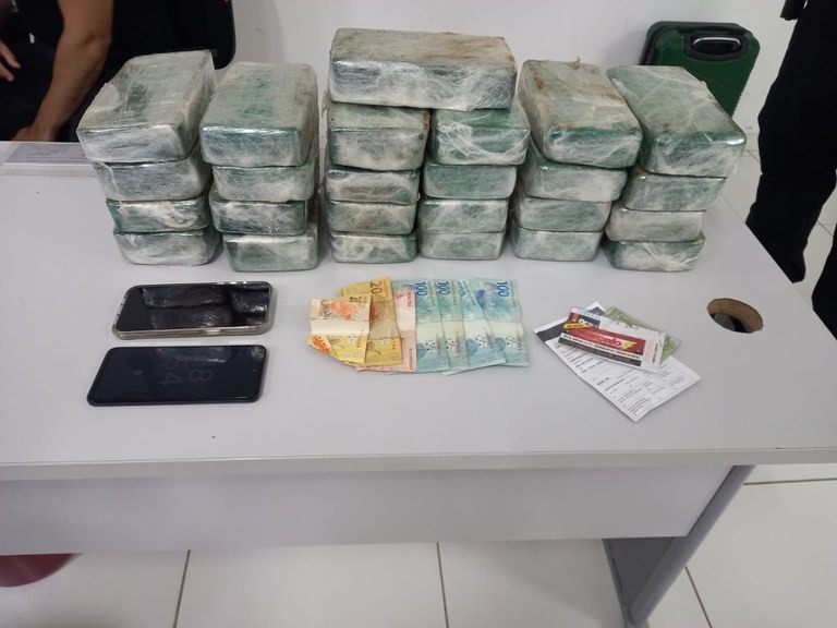 Pasta base de cocaína aprendida em Monte Alegre estava em 25 tabletes. Foto: PRF