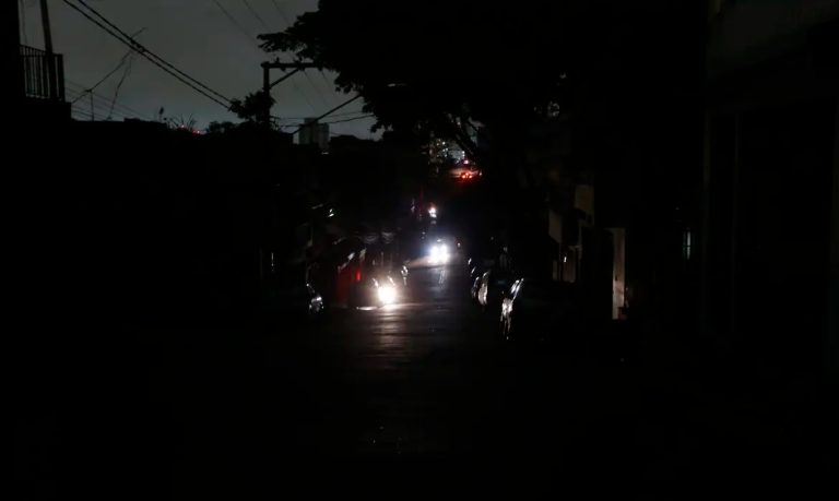 Somente na capital de Sao Paulo, cerca de 354 mil imóveis estão sem energia elétrica. Foto: Paulo Pinto/Agência Brasil